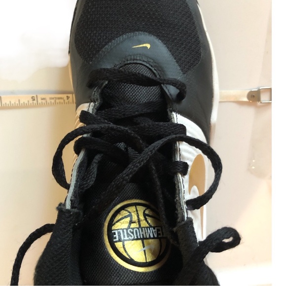 Nike Big Kid Team Hustle D9 Basketball Shoes Size 4 Youth - Picture 11 of 11